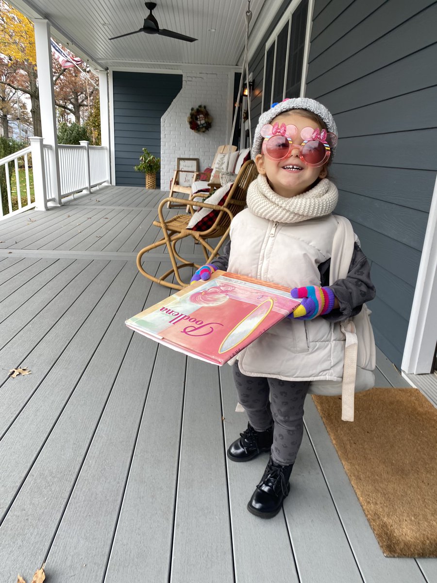 anyone else look at pics of their little on their train rides home?! #accessoryqueen #deflosthalfofthematschool