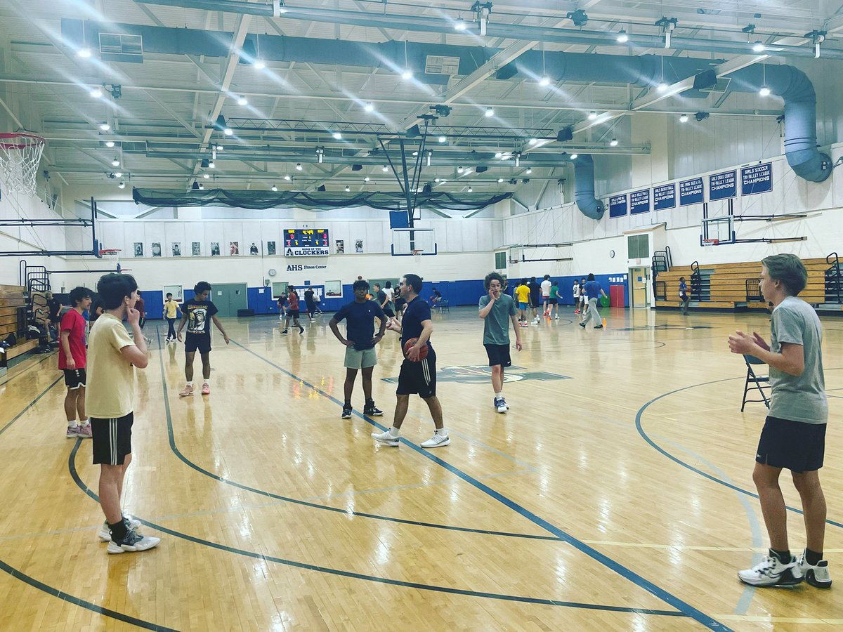 ClockerAD's tweet image. Coach Noel giving instructions during Boys Hoops tryouts. #Clockers @ClockerHoops @ClockerClub @ClockerNation @Kstcoeur @MrsELachapelle @Ms_Sullivan_AHS @AshlandSuper @ClockerTalk