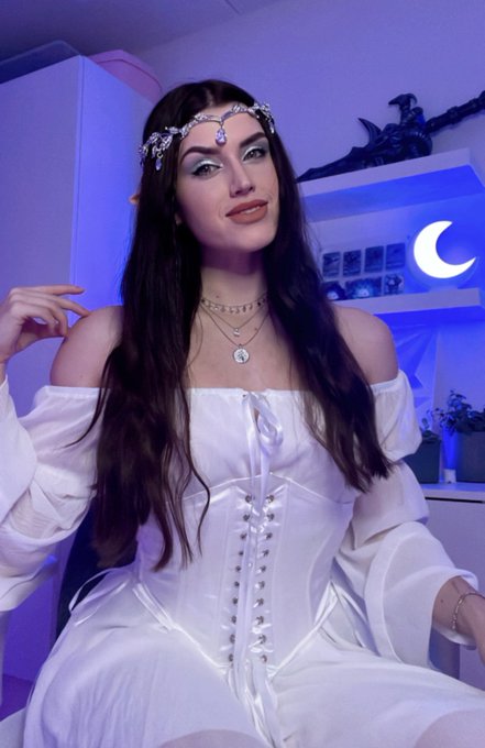 Elf girl live now playing WoW ?
Come say hi and play dragon flight with me! Link in bio and comments