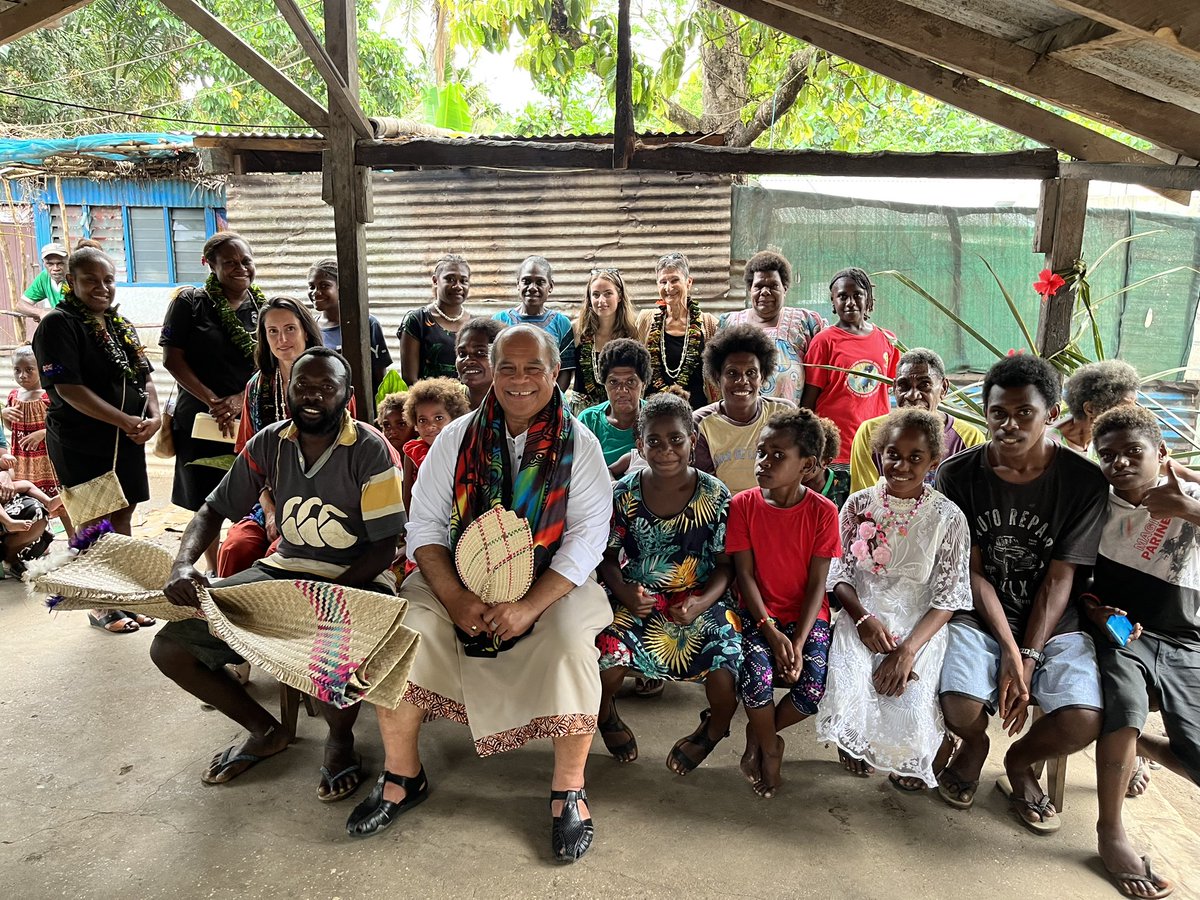 Tongariki community @blacksands #PortVila had the privilege of hosting NZ Associate Minister of Foreign Affairs Aupito William in #Vanuatu. 

Minister had a ‘storian’ with the chief, his people and had his Vanuatu shell of kava 

Minister was in 🇻🇺 for #SPCmeeting