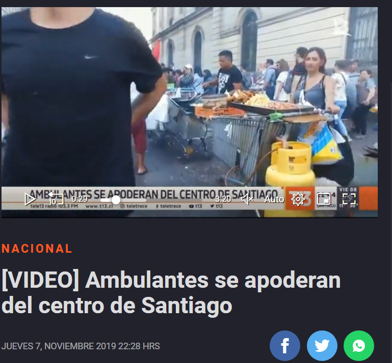 fotohistoriacl's tweet photo. 7 de noviembre de 2019, Canal 13 informa que los ambulantes se apoderaron del centro de Santiago.

Presidente de Chile: Sebastián Piñera.
Alcalde de Santiago: Felipe Alessandri. https://t.co/eb6sLFfnGt