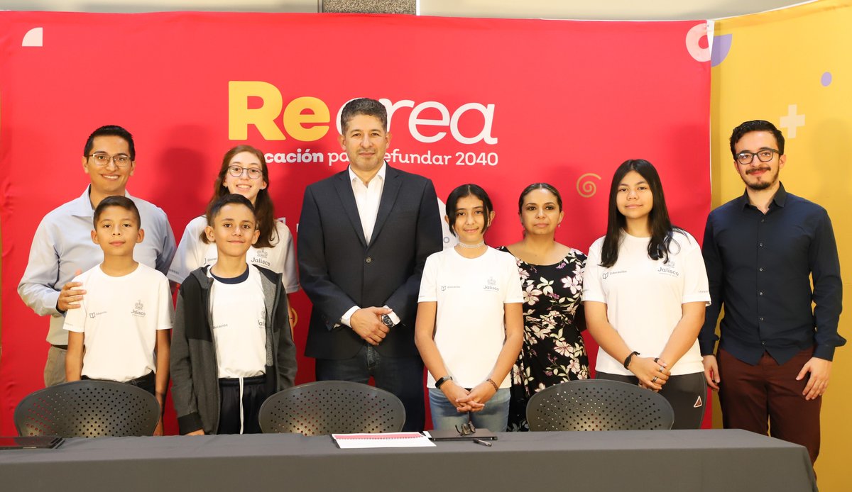JCFloresMiramon's tweet photo. Les presento a algunos de los estudiantes de educación básica que pondrán en alto el nombre de Jalisco, al participar en el evento STEAM Ahead Singapore 2022. ¡Mucho éxito! https://t.co/w7V82K0DzR