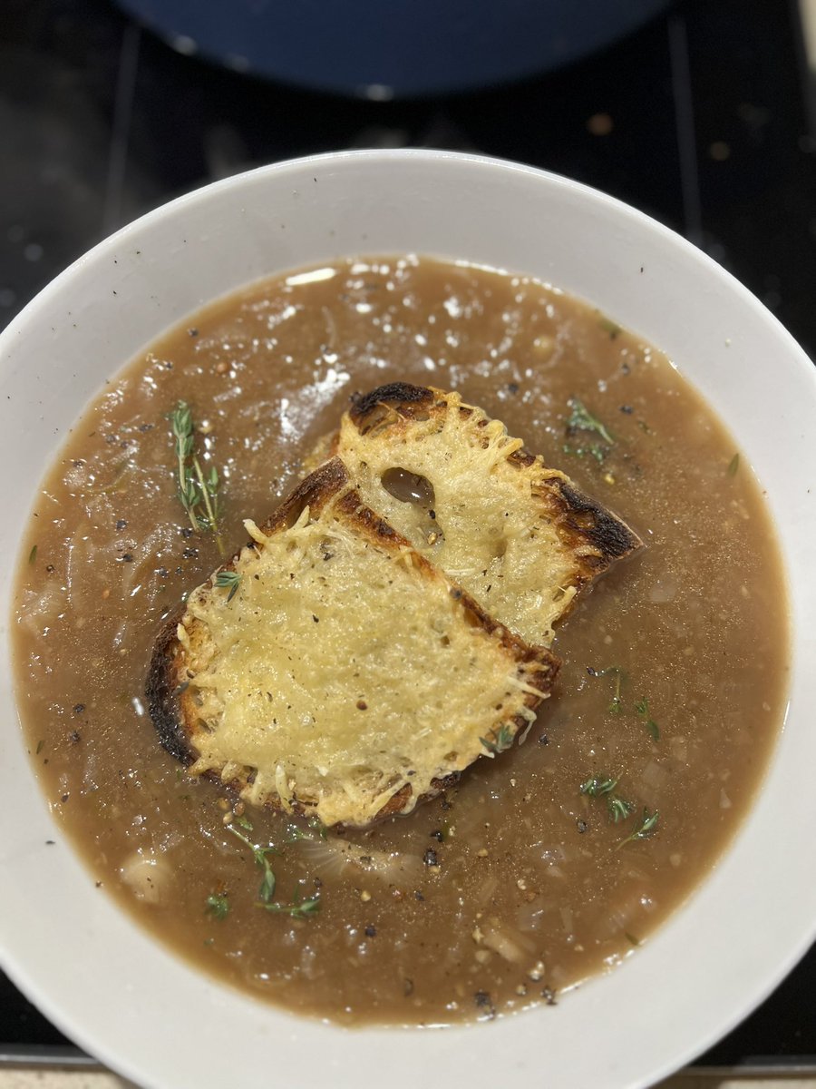 toralshahIH's tweet photo. #zeroewaste French Onion soup made from Thanksgiving leftovers! Used Turkey carcass to make stock with some veggies stuffed into Turkey. Used leftover red wine instead of white which gave depth. Bread, thyme &amp; cheese from other parts of meal. Roscoff onions bought! https://t.co/vON5emGP7w