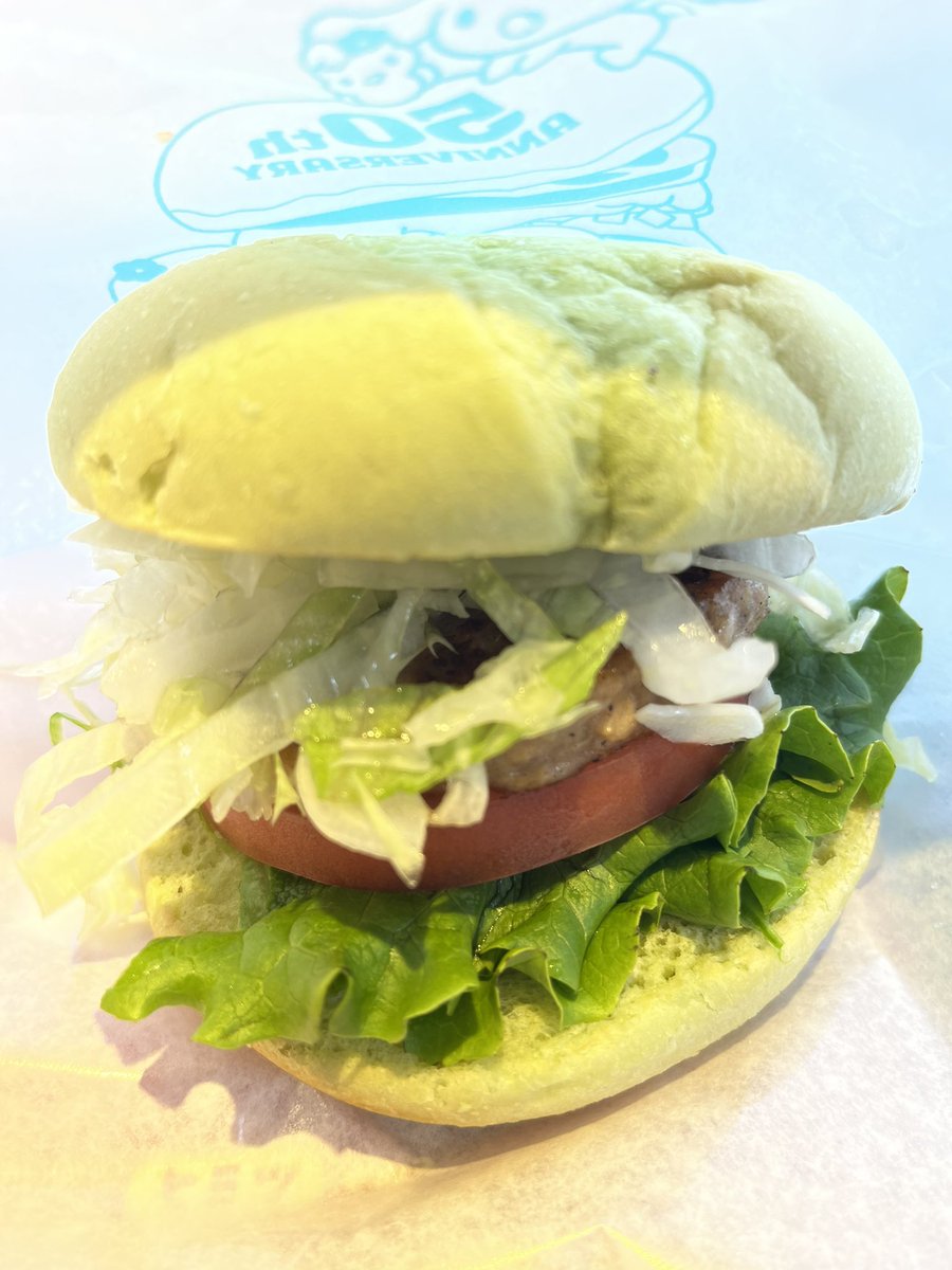 kanjihirota's tweet photo. 世の中には
どうでもいい話題が
あふれている😊
今年は
モスバーガー50周年
だと知ってしまい、
先日
日本の一号店に行って
グリーンベジバーガー🍔
食べてきました😋 https://t.co/7Pj8WP6sAW