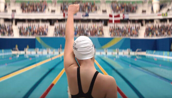 Suriye'den Berlin'e oradan da Rio Olimpiyatlarına kadar uzanan bir başarı hikayesi. Aynı zamanda insanlık adına acil çözülmesi gereken çok önemli bir konuya dikkat çekiyor. Önyargılardan bağımsız, tarafsız bir gözle izlenilmesi gereken nefis bir biyografi. #TheSwimmers #Netflix