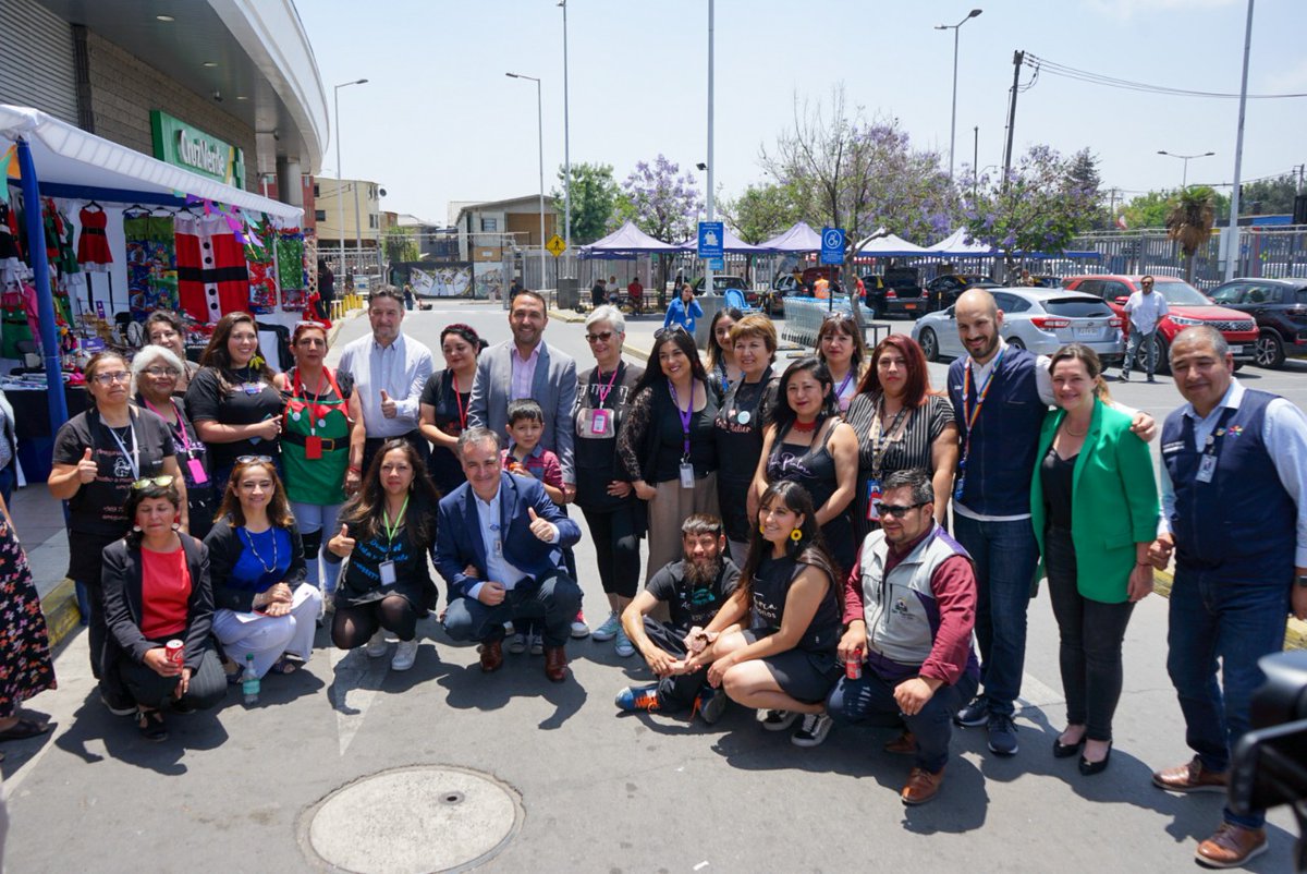 Hoy, en el marco de la #SEMANADELAPYME reforzamos nuestro compromiso con el emprendimiento firmando una alianza junto a <a href="/Sercotec_Chile/">Sercotec</a>,  <a href="/SernamEGChile/">SernamEG Chile</a>, <a href="/Economia_RM/">Seremi Economia RM</a>  y <a href="/MuniSanRamon_/">Municipalidad de San Ramón</a>  la que nos permitirá duplicar los Espacios Solidarios en la RM durante el año 2023🤩👏