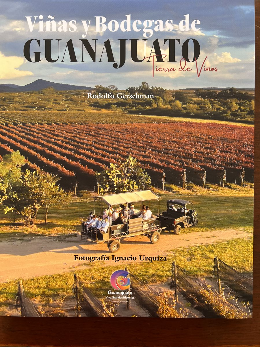 El sábado 3 de diciembre 18 hs FIL guadalajara presentamos este maravilloso libro sobre los vinos de Guanajuato, foto de Nacho Urquiza y mis textos. Participamos los responsables y el secretario de turismo de Guanajuato, Juan José Álvarez Brunel. Los esperamos!