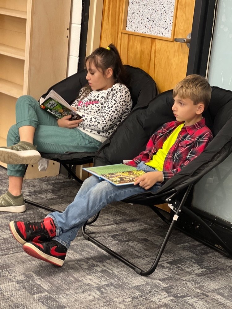 GR8Day2BaPirate's tweet photo. Looks like we found some great reads in the library today! Ms. January has great selections for our pirates. Mrs. Willingham’s little pirates are working hard on nonsense words. Thig, thog, whog, whob. Can you read those as quickly as real words? #Gr8Day2BaPirate #ReadEveryNight https://t.co/Z6wU1i4utm