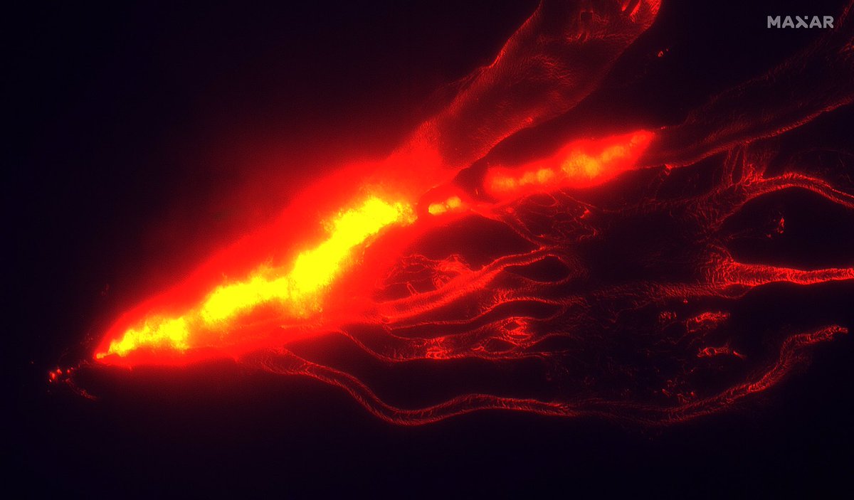 SquigglyVolcano's tweet photo. WOW. These @Maxar satellite shots of the lava pouring out of Mauna Loa’s Northeast Rift Zone are *jaw-dropping*.

What a bloody remarkable planet. https://t.co/45C77jcnrx