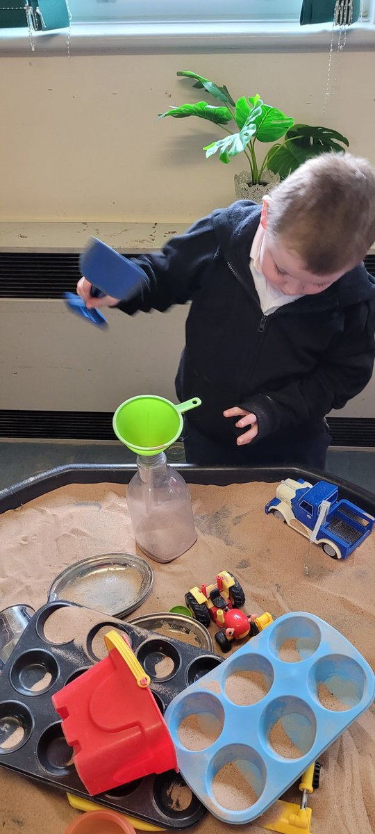 MorayPrimary1's tweet photo. Great conversations around the sand table today "I have more than you cause my bottle is fatter" " Mine is filled right to the top" "I'm using a full pot of sugar to make cupcakes" #MathematicalLanguage https://t.co/jEU4u6KZGN