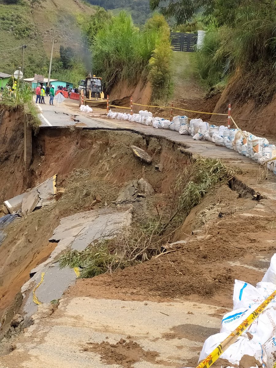 yomairarosalesq's tweet photo. 🚨 Estamos muy preocupados, nuestra economía está en riesgo. Guatapé es el municipio más turístico de Antioquia y a hoy no contamos con una vía de acceso para respaldar dicha demanda y para abastecer nuestras necesidades. 🧵👇 https://t.co/R1BiDKVeHN