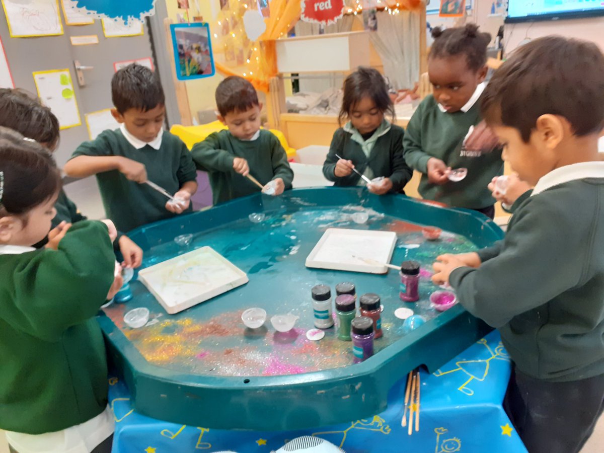 bygrove_primary's tweet photo. Nursery have also been getting into the festive spirit this week by decorating their own Christmas baubles! 🎄🎅🏼💫 #christmas2022 https://t.co/tmtbk5AFbI