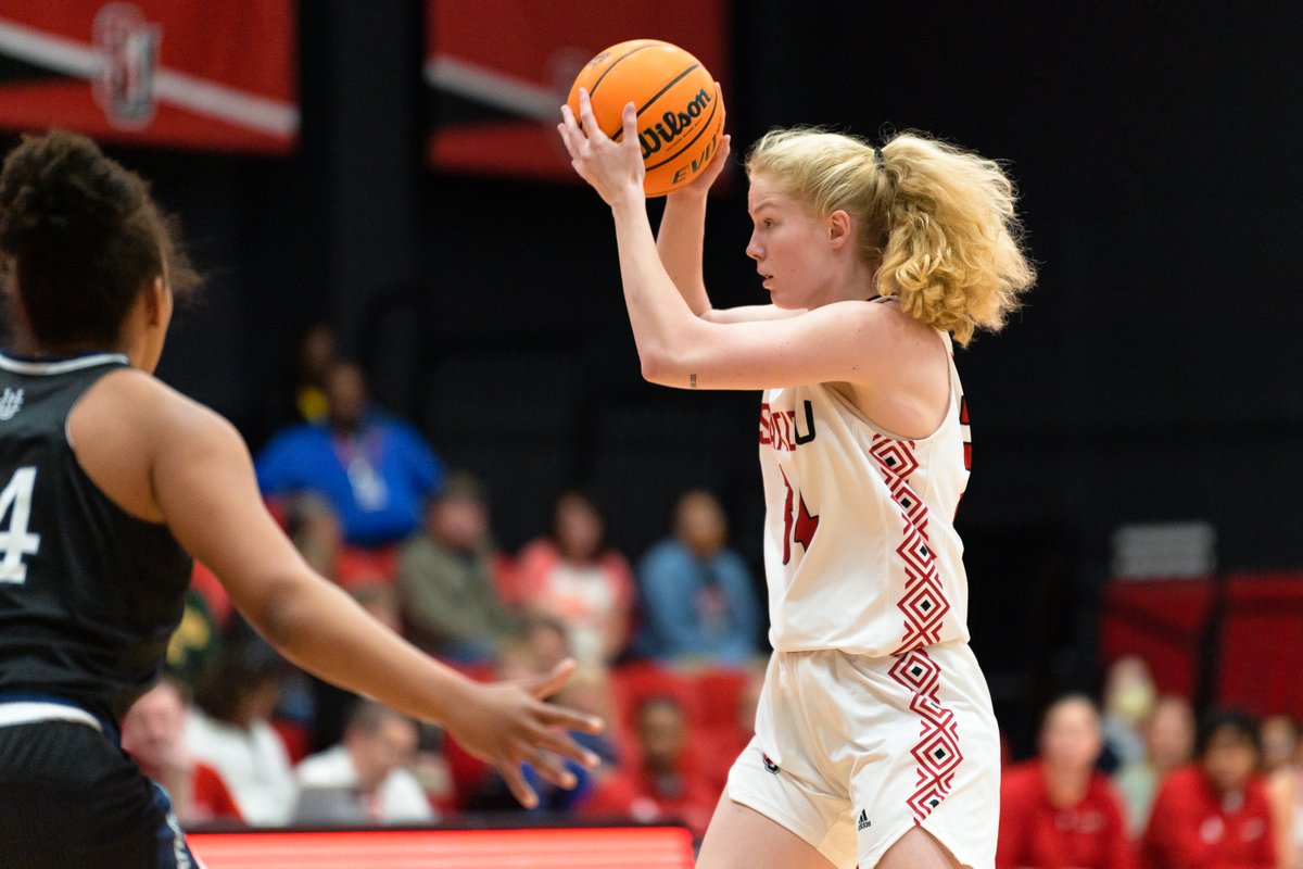 seattleu_wbb's tweet photo. FIRED UP FOR TOMORROW - #TogetherWeSoar https://t.co/RsJT1oBJAI