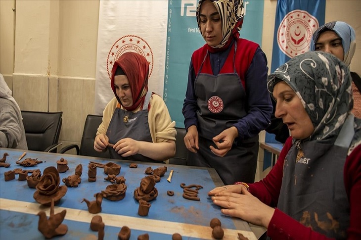yasadikca_com's tweet photo. #Erzurum #EngelsizYaşam Bakım, Rehabilitasyon ve Aile Danışma Merkezi'nde yaşamlarını sürdüren engelli 25 kadın, merkezin çömlek atölyesinde topraktan çeşitli el sanatları tasarlıyor.
#ÇömlekAtölyesi #ElSanatı #EngelliKadınlar #KUDAKA #YENDER
https://t.co/wD6ceizGbz https://t.co/ifgcgMFjBa