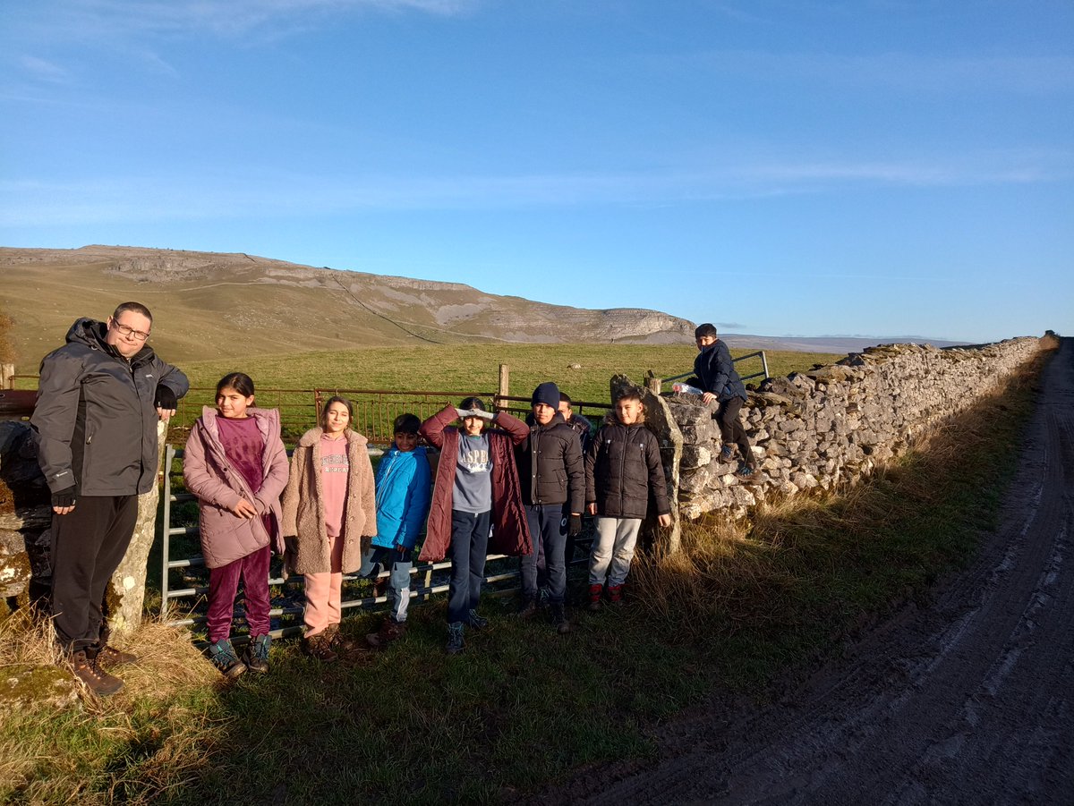dixonsmn_pc's tweet photo. This afternoon's Norber Hike was like going on two walks, although it was a lovely clear day as soon as we reached the peak the mist caught out. The before/after picture tells the tale. Incredible sights and great conversation. #Unity @dixonsmnp https://t.co/waezbMOyN0