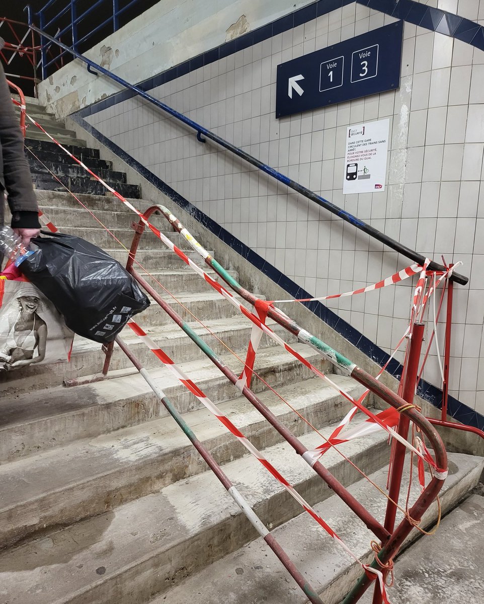 magalycleu's tweet photo. @TERHDF bonjour,

Gare de Compiègne, les escaliers en travaux ont fortement impacté la fluidité de l'affluence voyageurs, résultat la correspondance en direction de St Quentin n'a pas été assuré pour nombreux d'entre nous. Merci de bien vouloir tenir compte de cette problématique https://t.co/1wFoQ4QnQd