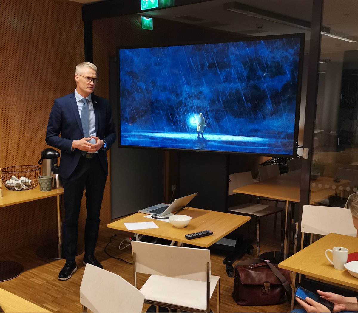 MirjaAlve's tweet photo. Elämme sodan sumun keskellä. Tällaisessa hetkessä johtajuuden tehtävänä on osoittaa tulevaisuuden valoa. @JarnoLim #kirkkonummenkokoomus #turvallisuus https://t.co/nv7CQgnEcy