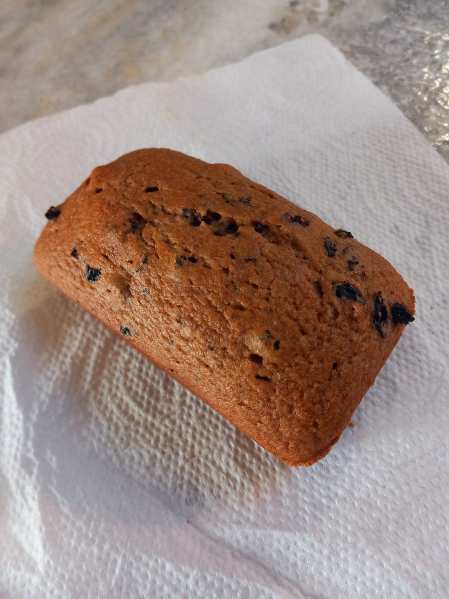 EDCHCBakery's tweet photo. Mini Banana Bread Loaf w/ Blueberries.🍌🫐

We made our own dried blueberries by putting fresh blueberries in our dehydrator for a few days.🫐

What better way to bake with our home-dried blueberries than adding some in our delicious banana bread recipe.🙂

#blueberries https://t.co/sVcInqtNNz