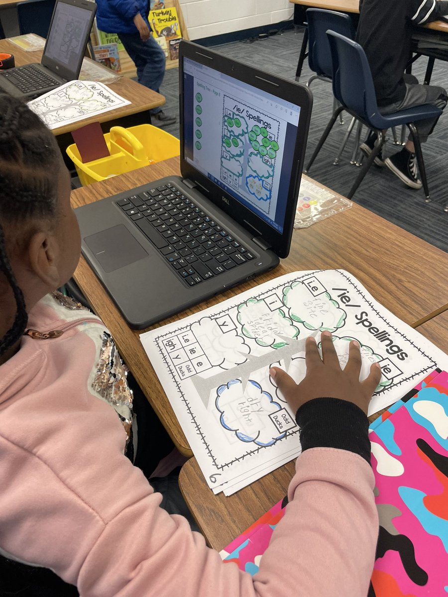hooker_mrs's tweet image. More @LumioSocial lessons today @OnslowSchools! Today’s lessons include 2nd and 3rd grade Ss with CKLA vowel sounds and Ancient Rome activities! @powerpoint lessons easily added to Lumio. Ss LOVED it, 2nds didn’t want to leave for lunch! Tech &amp;amp; paper unite! #OnslowDLT #OCSEngage