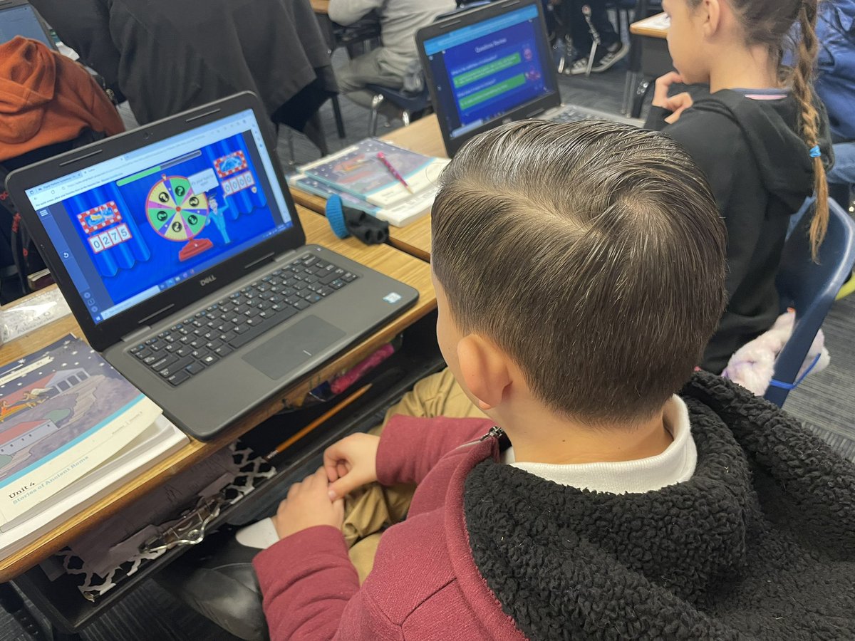 hooker_mrs's tweet image. More @LumioSocial lessons today @OnslowSchools! Today’s lessons include 2nd and 3rd grade Ss with CKLA vowel sounds and Ancient Rome activities! @powerpoint lessons easily added to Lumio. Ss LOVED it, 2nds didn’t want to leave for lunch! Tech &amp;amp; paper unite! #OnslowDLT #OCSEngage