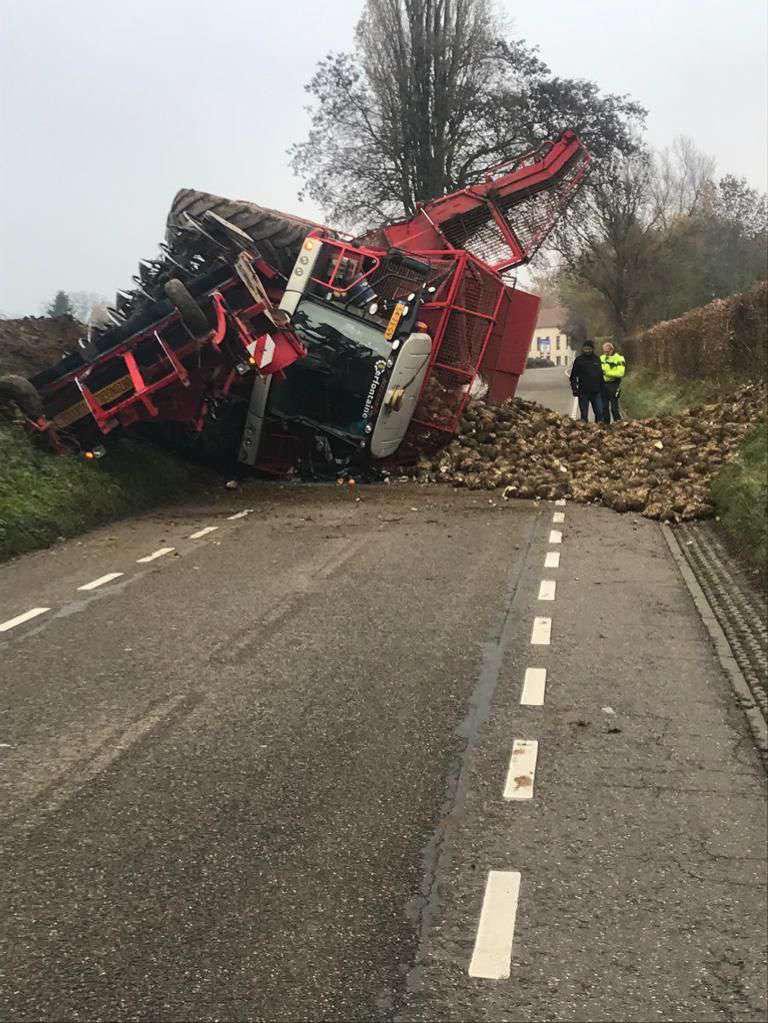 Een bietenrooier in t talud weggezakt in een dassenhol en omgekiept in Zuid Limburg in Sibbe. De machine schijnt total-los te zijn.....nu nog bergen ook de bieten🙊🙈😟