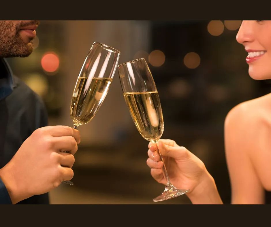 WildberryLodge1's tweet photo. If you prefer a quieter, more relaxed celebration on New Year’s Eve, a stay at our secluded cabin with a view of the star-lit sky is the perfect solution! Book early to ensure your get the perfect cabin or suite!
https://t.co/CEZScrdMag https://t.co/mYUqMn3mci