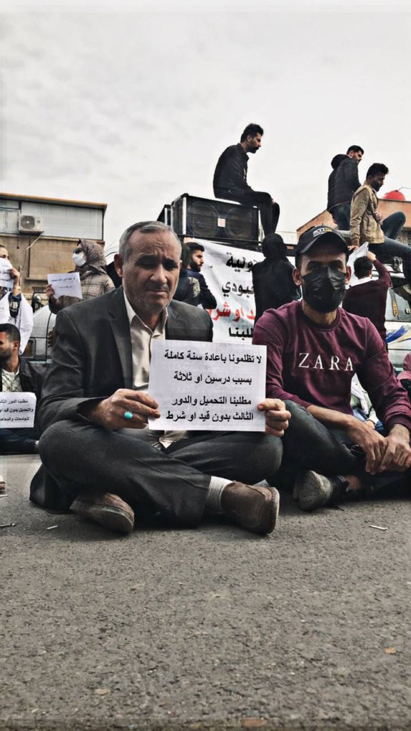 Musstafa1_'s tweet photo. @IraqiPMO @mohamedshia انظروا لهذه الشيبة في الشارع وأمام الوزارة دون إذن صاغية من المسؤولين

#الدور_الثالث_للجامعات_يالسوداني ١ https://t.co/d9RIBpR77z
