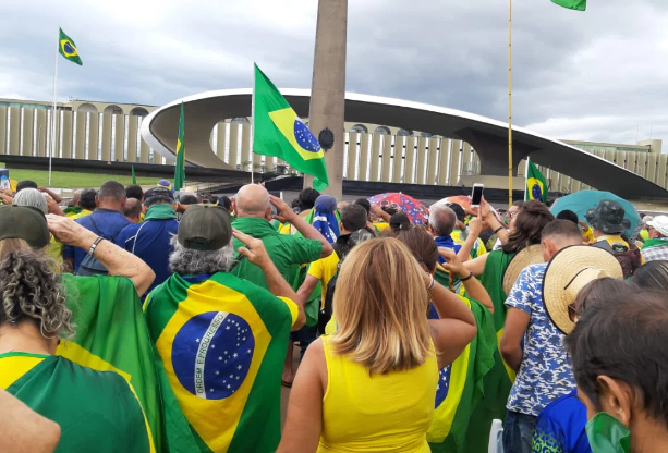 Metropoles's tweet photo. ➡️ Acampados, “patriotas” tuítam para Bolsonaro: “Perdi emprego e mulher”

"Minha esposa me deixou e levou meus 2 filhos pequenos, perdi meu emprego e devo 2 mil ao meu primo", disse um bolsonarista

Leia na coluna de @mirelle_ap e @carloscarone78: https://t.co/56XmcUSwm4 https://t.co/hQfT82IMII