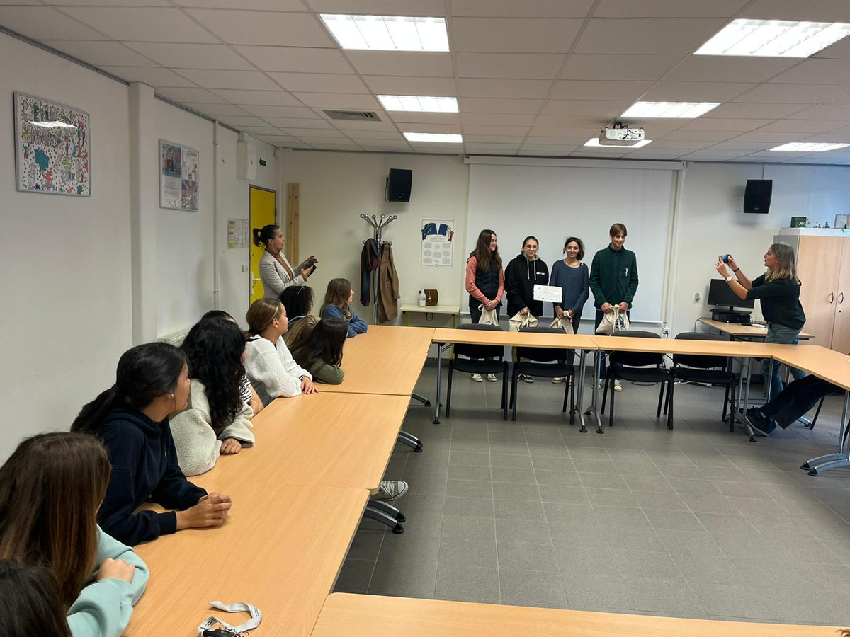ClgMermoz40600's tweet photo. @ClgMermoz40600 
Remise du prix "Rallye des pépites " aux élèves de 3eme option mini entreprise du collège. Bravo aux élèves et aux professeurs.
✅️engagement, motivation et travail d'équipe 
✅️Parcours avenir https://t.co/QJgKnnGjZu
