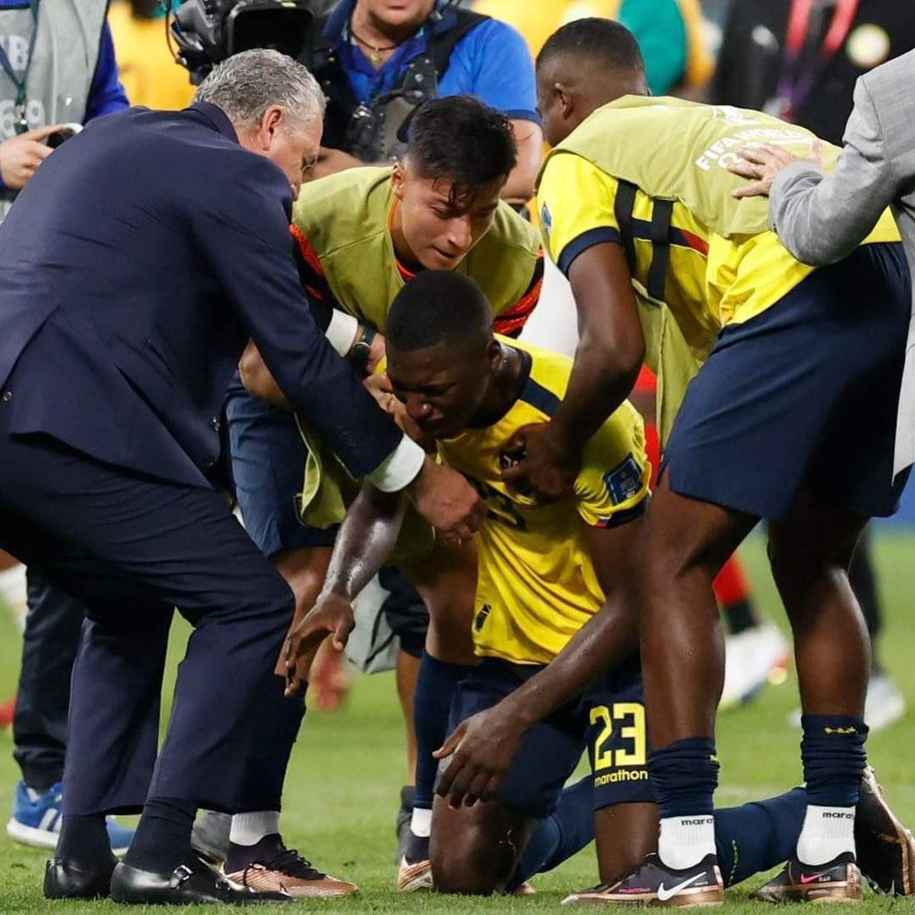 dnra10's tweet photo. Te juro que te faltan muchos mundiales por jugar. Llegarás muy lejos. Esta imagen me destruye, el ecuatoriano que todos queremos. 💔 https://t.co/cDoxxAplXx