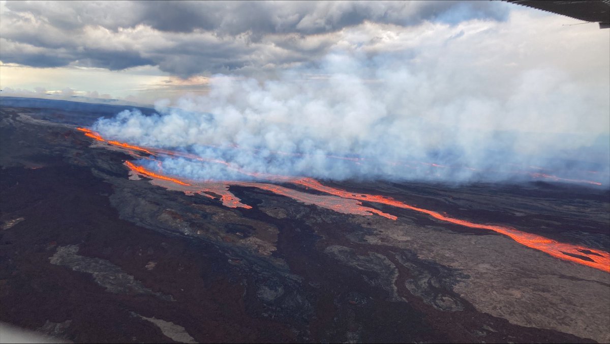 InekeRoberta's tweet photo. De lava stroomt en de inspiratie ook. Ben in tune met de vulkaan blijkbaar. (Daar kijkt op Hawai‘i niemand van op, landschap is naaste familie, mooi is dat.) https://t.co/6Comv3Z703