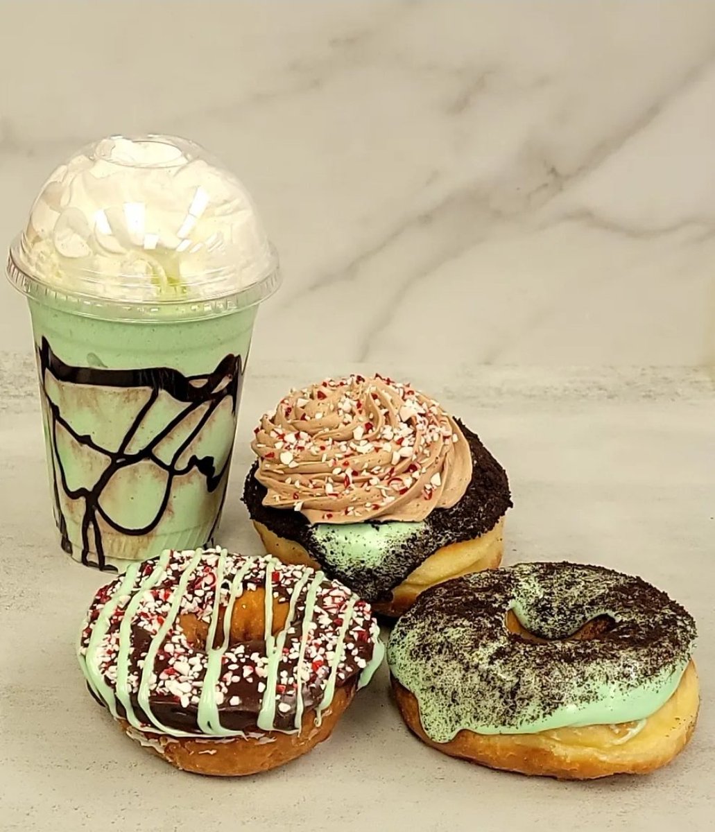 PaulasDonuts's tweet photo. Tis the season! #mintcookie #candycane #frozenmint #mintcookiesncream
Order online for a quick pick-up: https://t.co/rCCyNUD4Ij https://t.co/rODaqlUwGE