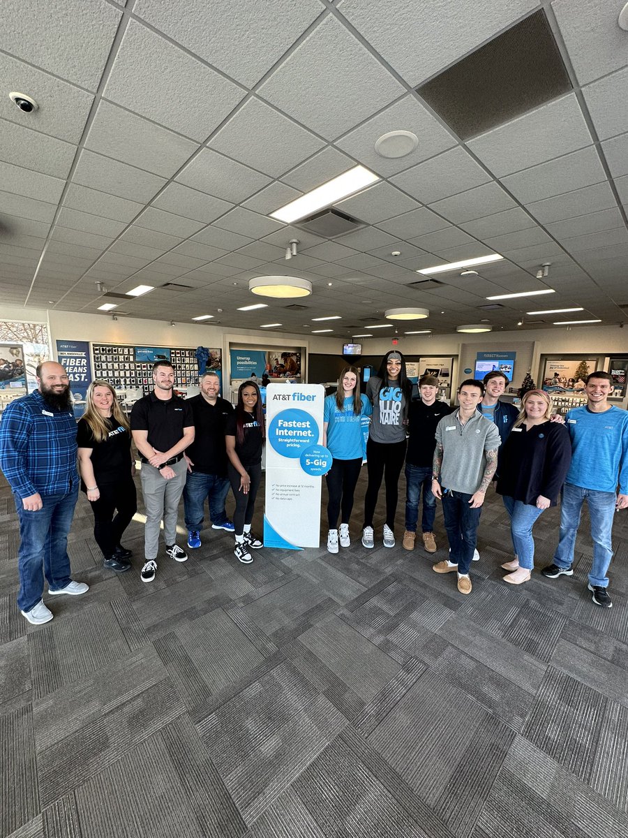 Thank you to Tennessee Basketball Lady Vol’s players @SaraPuckett13, @_jorw, and @tamarikey___ for helping to spread the word on AT&T Fiber in Knoxville yesterday. #lifeatatt #attemployee #attfiber