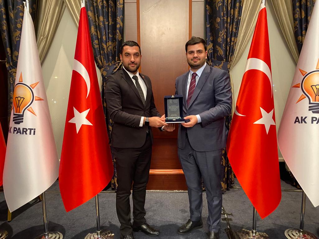 Bu Başarılar Bu Gurur Hepimizin <a href="/akgenckilis/">AK Gençlik Kilis 🇹🇷</a>

Ağustos, Eylül ve Ekim Ayı Üye Çalışmasında 51 İl Arasında 2 Defa Birinci 1 Defa İkinci Olmanın Gururu İle Genel Merkez Gençlik Kolları Başkanımız <a href="/eyupkadirinan/">Eyyüp Kadir İnan</a>’dan Teşekkür Plaketimizi Gençlik Kolları İl Başkanımız <a href="/musakara79/">Musa KARA</a> Aldı.