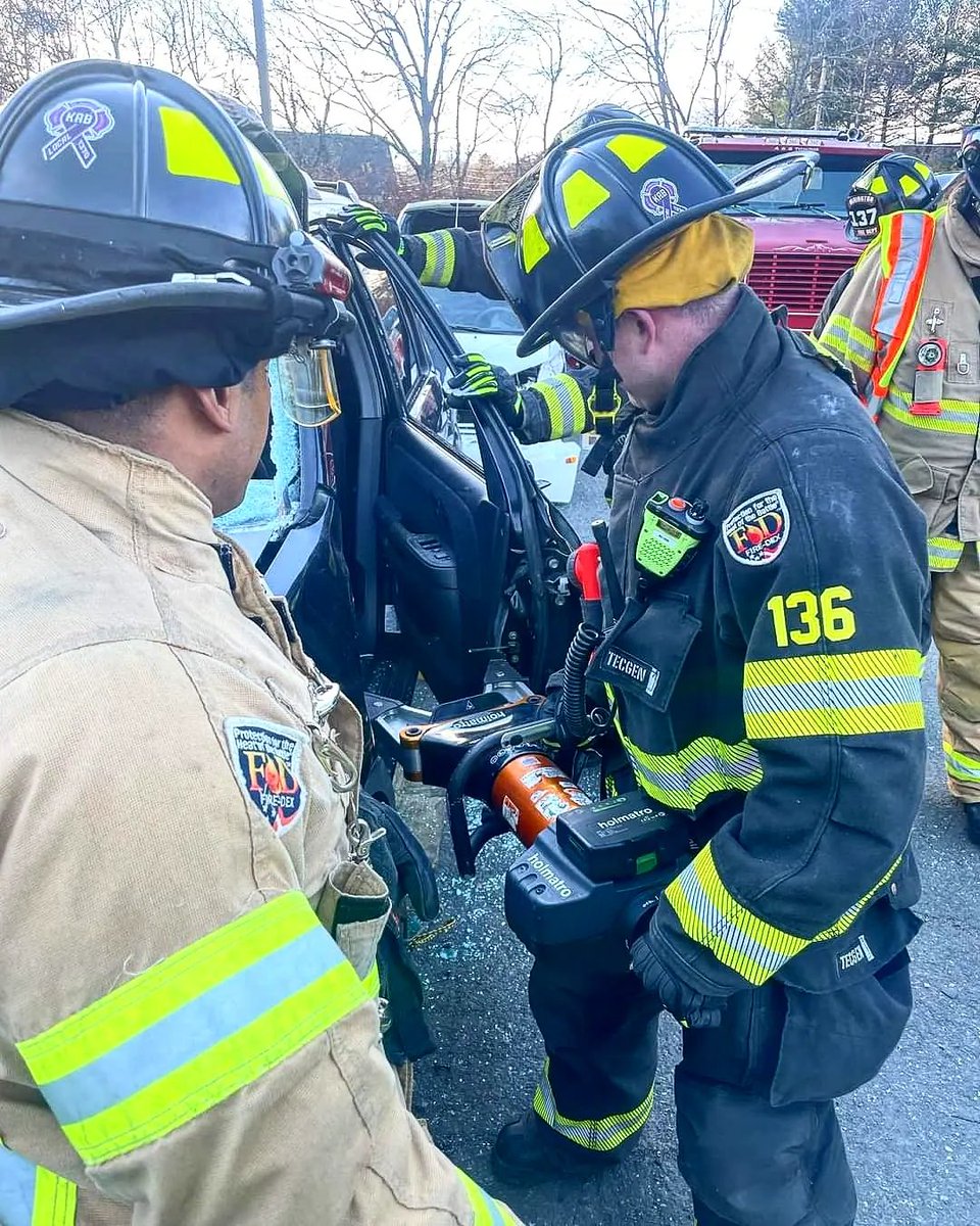 FireWilmington's tweet photo. Group 1 training on auto extrication. Thank you to A&amp;S for supplying the vehicle. #wilmingtonfire https://t.co/KhuStoCgOB