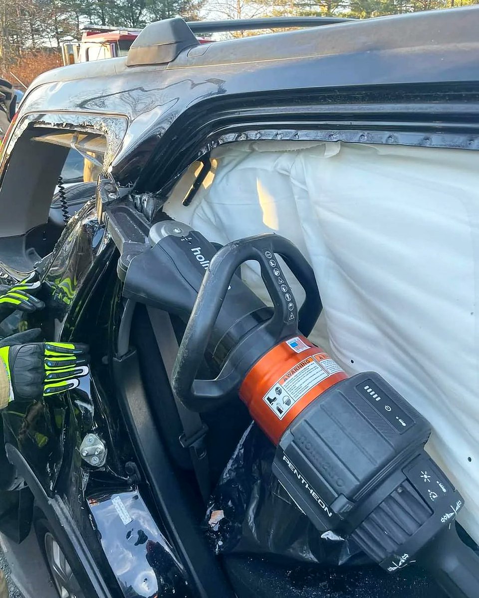FireWilmington's tweet photo. Group 1 training on auto extrication. Thank you to A&amp;S for supplying the vehicle. #wilmingtonfire https://t.co/KhuStoCgOB