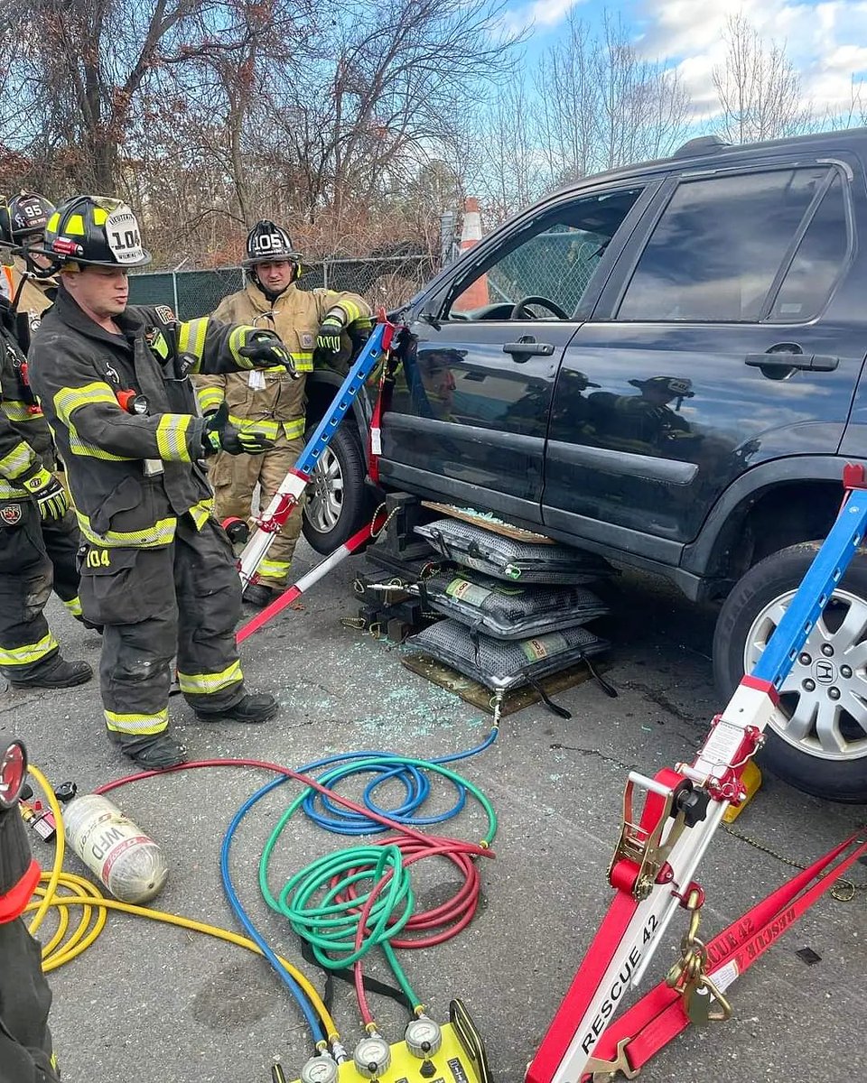 FireWilmington's tweet photo. Group 1 training on auto extrication. Thank you to A&amp;S for supplying the vehicle. #wilmingtonfire https://t.co/KhuStoCgOB