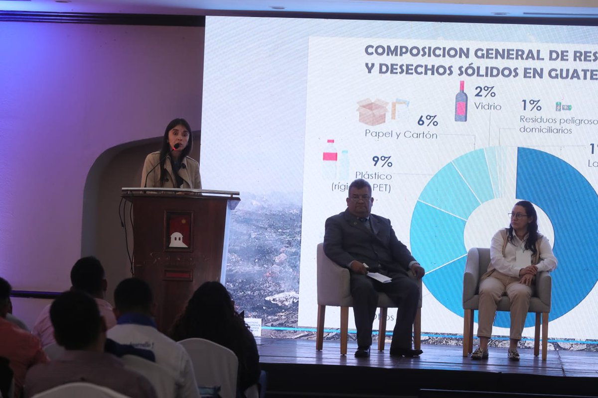 DiariodeCA's tweet photo. Representantes del Ministerio de Ambiente @marngt exponen durante Congreso anual de #OMAS, que organiza la #Copresam, sobre gestión integral de desechos sólidos.
✍🏼 @dca_perez
📷 Mario León https://t.co/k8J714WJ5V