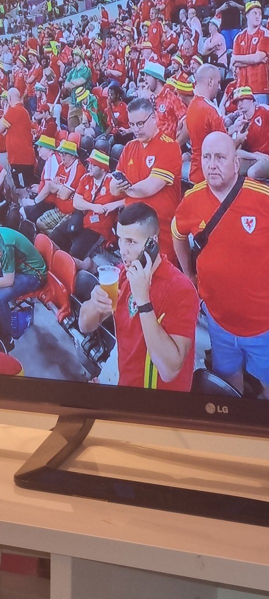 tommiddleton_12's tweet photo. This dragon has bagged himself a beer. #ENG #WALENG https://t.co/PR0LlJJEIN