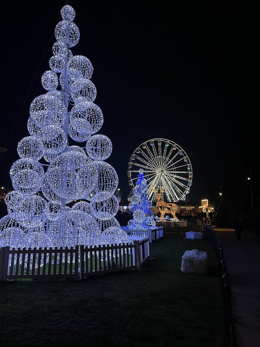 BrainyNewSexySH's tweet image. I had such a lovely evening with my friend from work. She’s just lost her horse, so it was good to get her out the house, laughing and having a good time. ❤️🥰

#ChristmasLights #ChristmasTreeLights #Bournemouth #ChristmasTreeWonderland #Festive