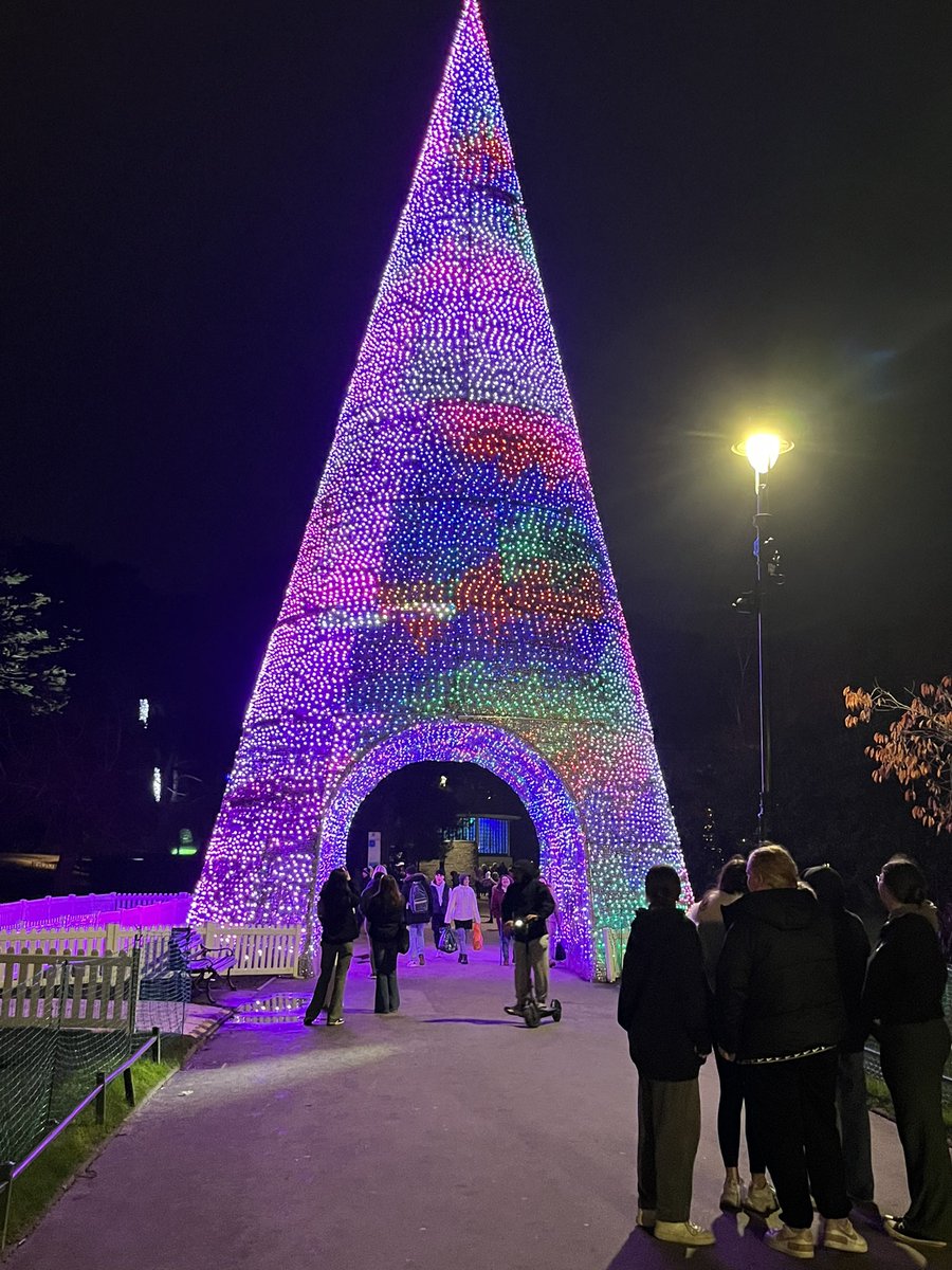 BrainyNewSexySH's tweet image. I had such a lovely evening with my friend from work. She’s just lost her horse, so it was good to get her out the house, laughing and having a good time. ❤️🥰

#ChristmasLights #ChristmasTreeLights #Bournemouth #ChristmasTreeWonderland #Festive