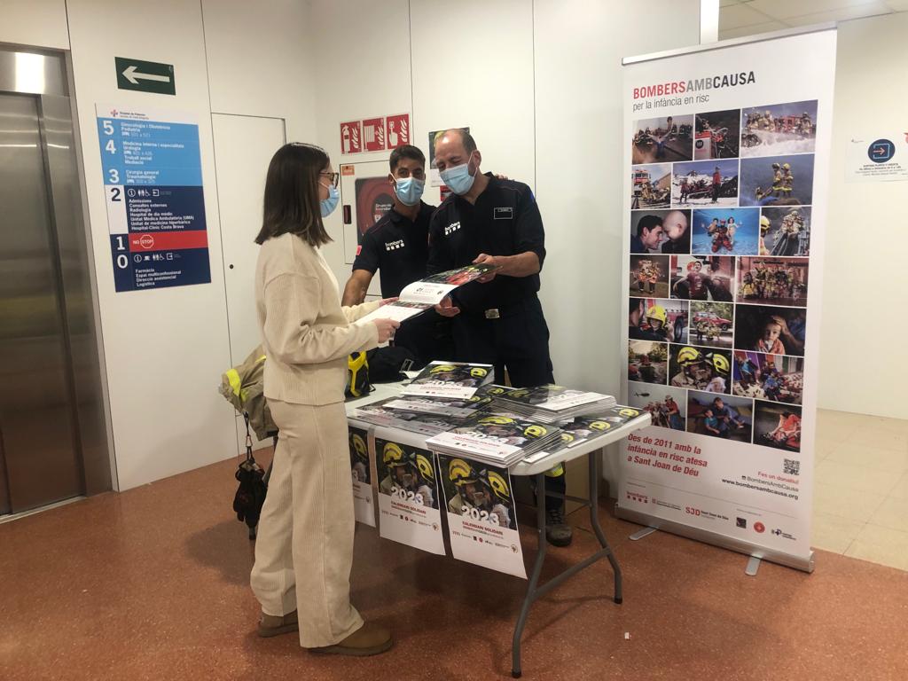 _ssibe's tweet photo. Un nay més, hem aportat el nostre granet de sorra amb els @bomberscat
Durant tot el matí han vengut el seu calendari solidari a la 2a planta de #HospitalPalamos
#SolidaritatSSIBE https://t.co/UTTtDpCnIZ