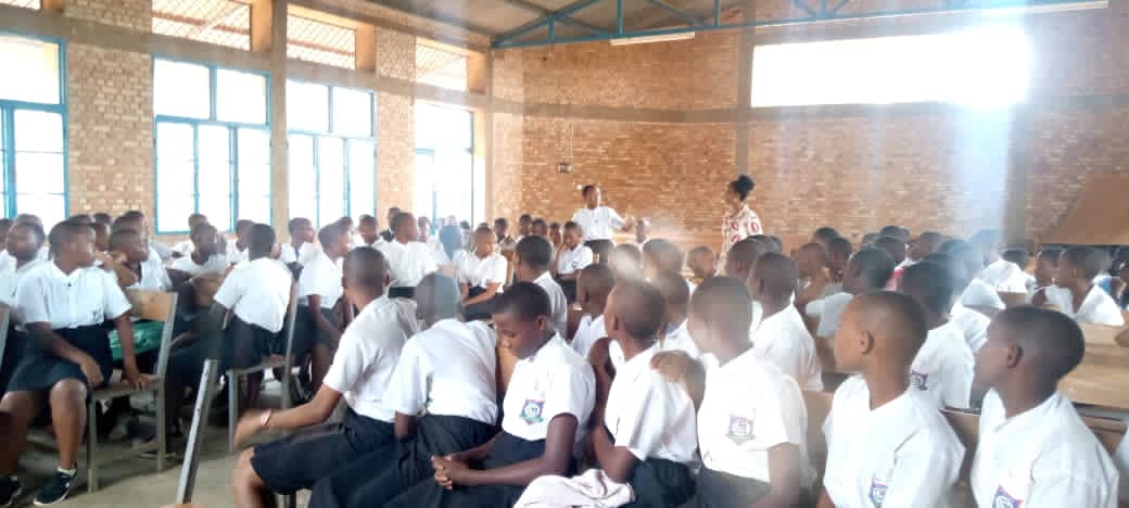NkengurutseCyr2's tweet photo. Mobiliser les engagements contre les violences à l’égard de filles et femmes. Cette campagne a été touché 130 filles par cette activité de @Ecofo Gihosha @Mairie de Bujumbura
#ARFH 
#GVBPreventionNetwork
#MenEngage
#APROSAP 
#EndGVBinBurundi https://t.co/PQTTcQSlHx