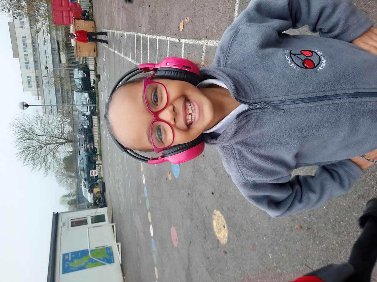 MissMeldauCTS's tweet photo. This afternoon we were immersed in the story of The Great Fire of London! We loved outdoor learning, despite the chilly weather. @CTS_Watford #CTS_History #CTS_OutdoorLearning @headcherrytree https://t.co/DPlylDhnxd