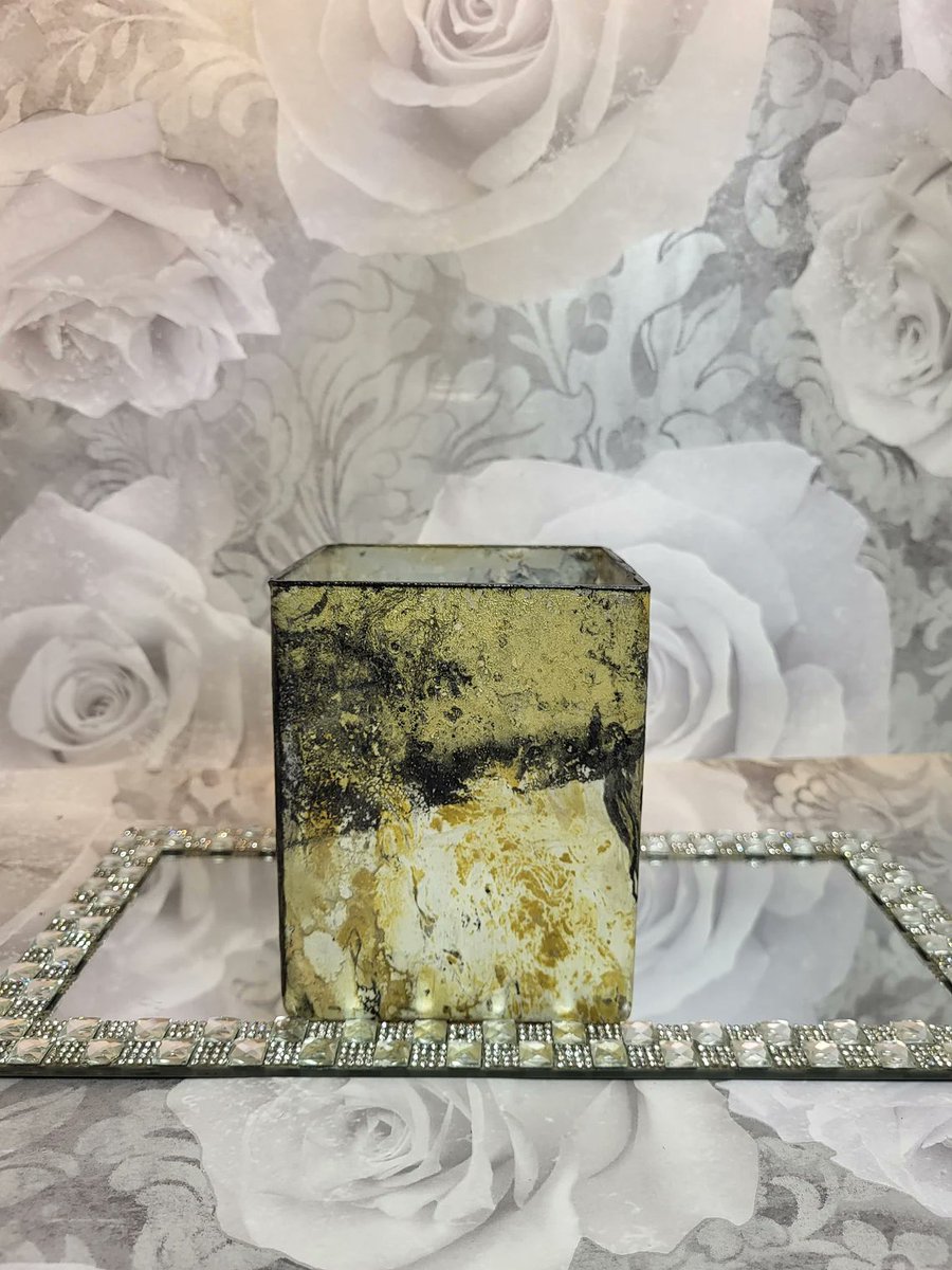 CreationTk's tweet photo. Decorative Vase Desktop, White,Black, and Gold Leaf Vase

A beautiful winter display piece.

#desktopvase #goldleafvase #blackvase #whitevase #plantcontainer #glassvase #flowervase #centerpiecevase #decorativevase #plantglass #onyxvase #plantcontainers #chicvase #tkellaboutique https://t.co/uUvr80sgO8