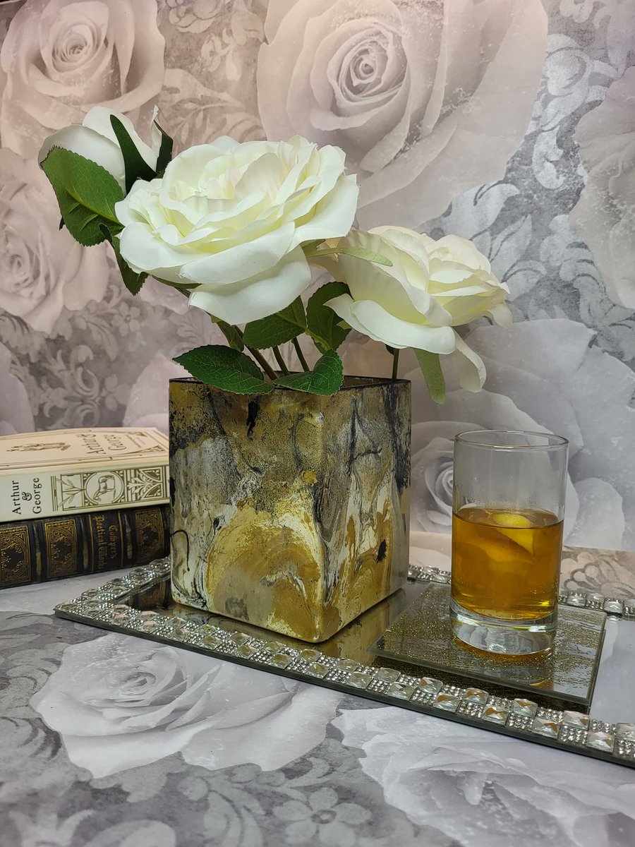 CreationTk's tweet photo. Decorative Vase Desktop, White,Black, and Gold Leaf Vase

A beautiful winter display piece.

#desktopvase #goldleafvase #blackvase #whitevase #plantcontainer #glassvase #flowervase #centerpiecevase #decorativevase #plantglass #onyxvase #plantcontainers #chicvase #tkellaboutique https://t.co/uUvr80sgO8
