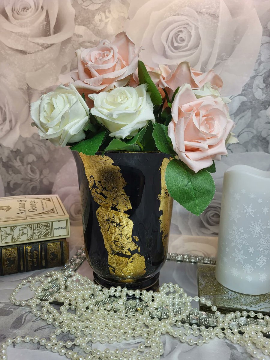 CreationTk's tweet photo. Modern Black Gold Leaf Glass Vase

A stunning way to show off some Flowers in the home.

#marblevase #blackmarblevase #goldflowervase #modernblackvase#diningtabledecor #diningtablevase #blackdecoration #goldleafvase #leafvase #goldrimmedvase #decorativevase #blackgoldvase https://t.co/DNnwZkyg22