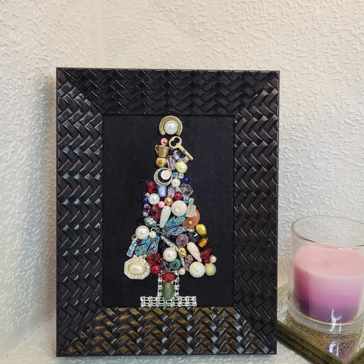 CreationTk's tweet photo. Framed artwork Christmas Tree with vintage jewelry now in my shop for a glamorous holiday
For more products please visit our shop @ https://t.co/NrK8qReC6o
#glamorous #homedecoration #windowdisplay #framedart #jewelrytree #vintagechristmas #etsyuk #ukcraft #rhinestonejewelry https://t.co/zj2n17uhId