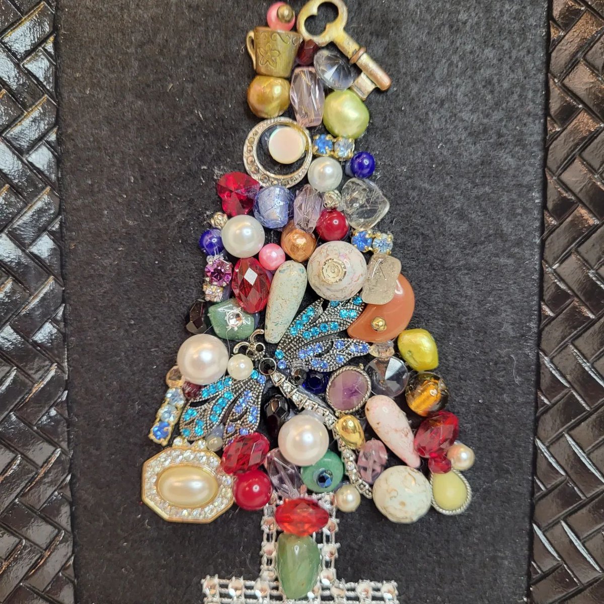 CreationTk's tweet photo. Framed artwork Christmas Tree with vintage jewelry now in my shop for a glamorous holiday
For more products please visit our shop @ https://t.co/NrK8qReC6o
#glamorous #homedecoration #windowdisplay #framedart #jewelrytree #vintagechristmas #etsyuk #ukcraft #rhinestonejewelry https://t.co/zj2n17uhId