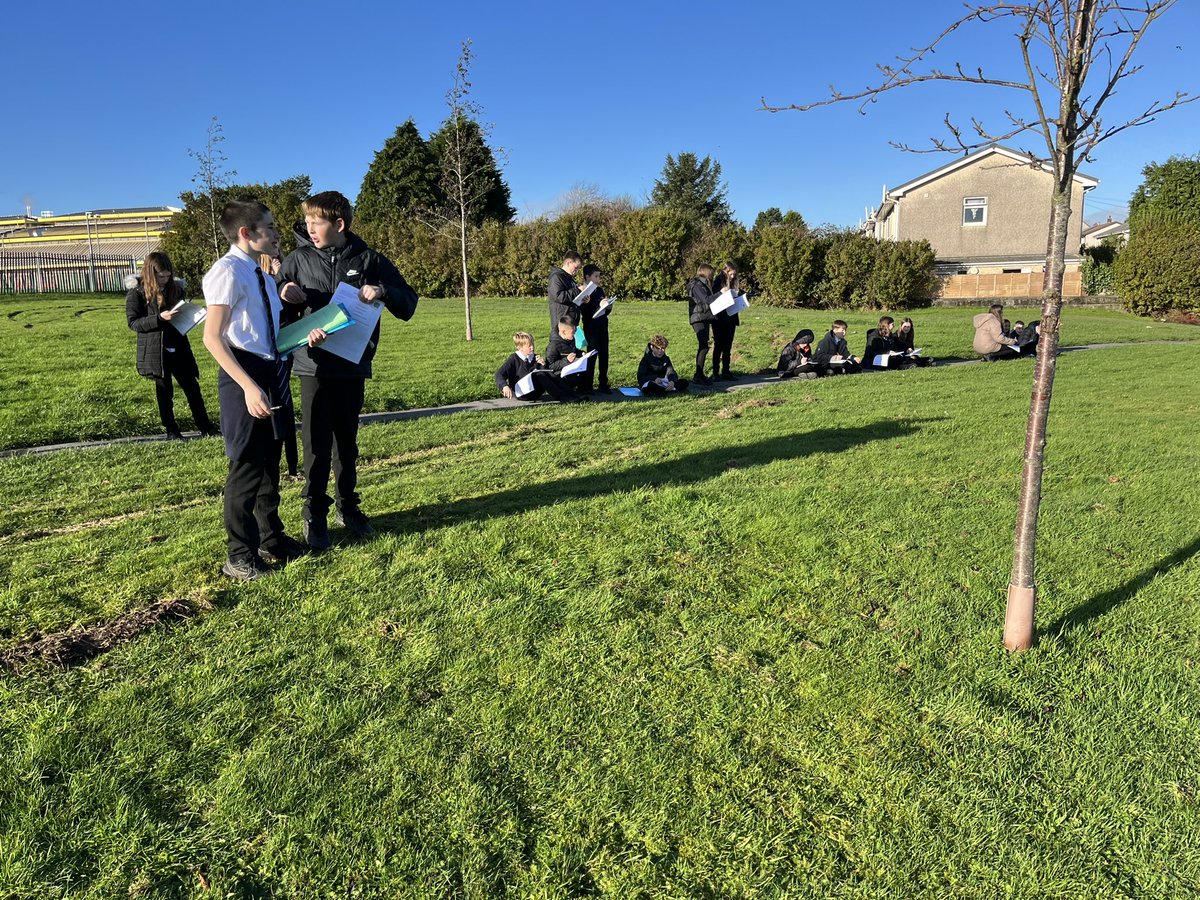 Disgyblion 7A yn gwneud arolwg ceir